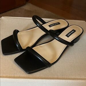 Nine West Classic Black strappy low heel sandals-7.5M